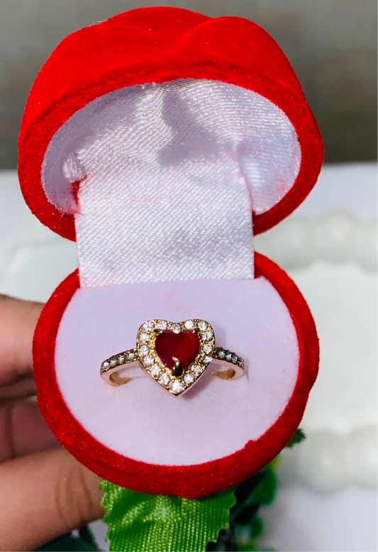 Elegant Heart-Shaped Zircon Ring – Timeless Beauty