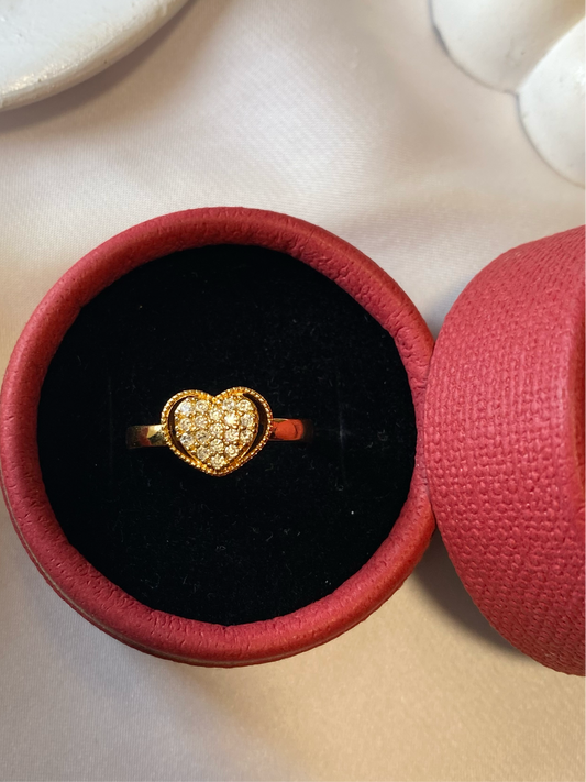 Vintage Heart-Shaped Ring – Timeless Elegance